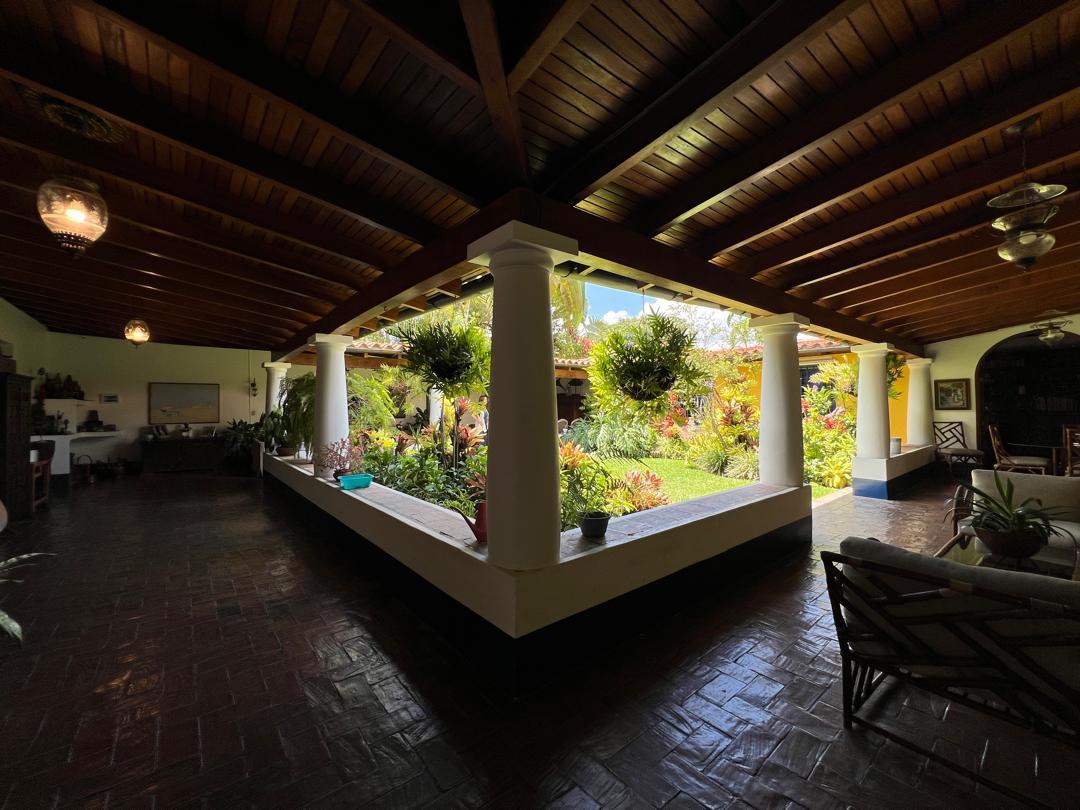 Se vende Casa 1.000m² 5h+s/4b+s/5p Los Chorros 2