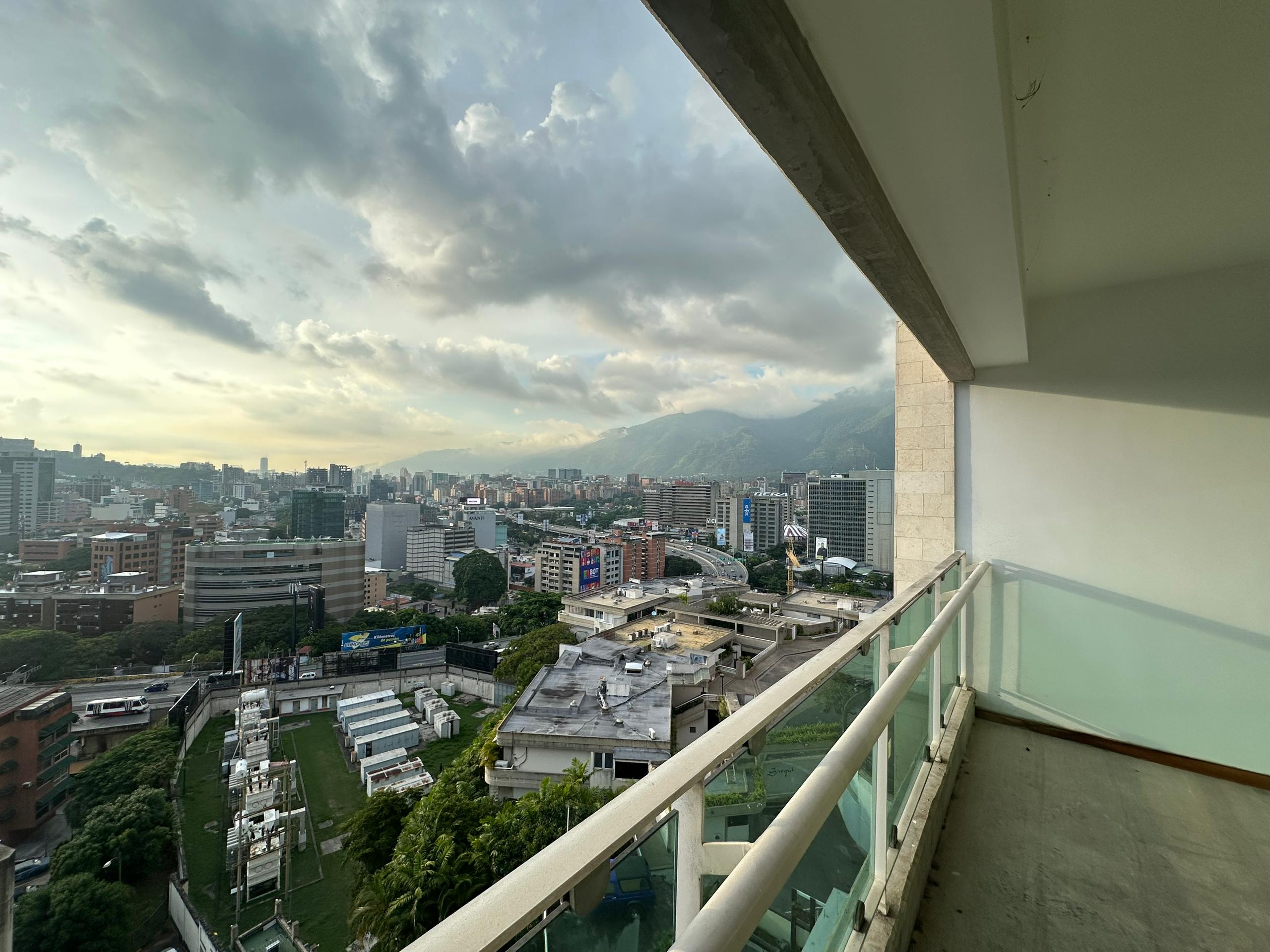 Se Vende Apto 186m² 3h+s/ 3b+s/ 3e Lomas de Las Mercedes - Otras fotos