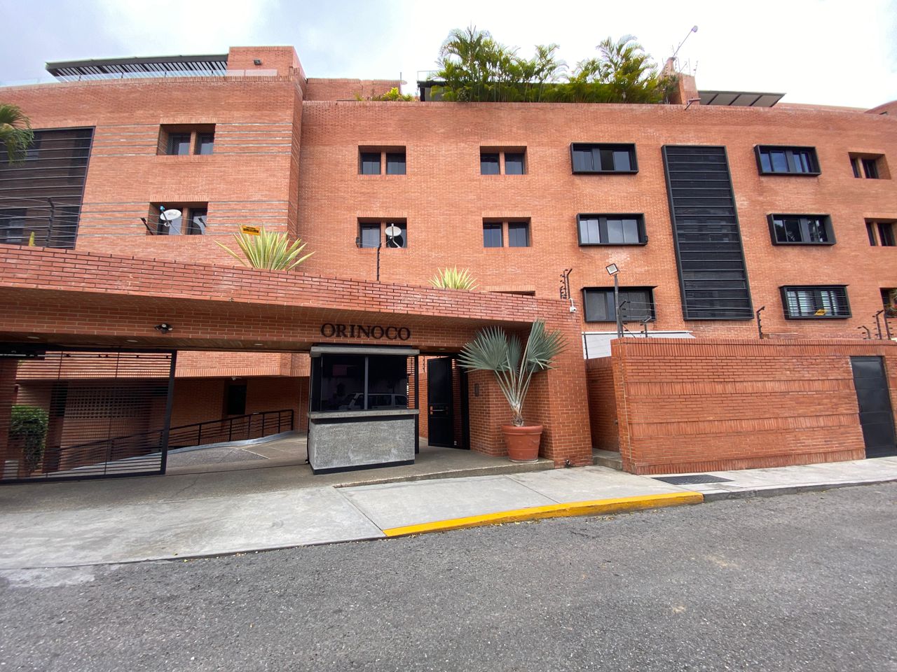 Se Vende PH 340m² 3h+s/4b+1s/4p Colinas de Bello Monte - Otras fotos