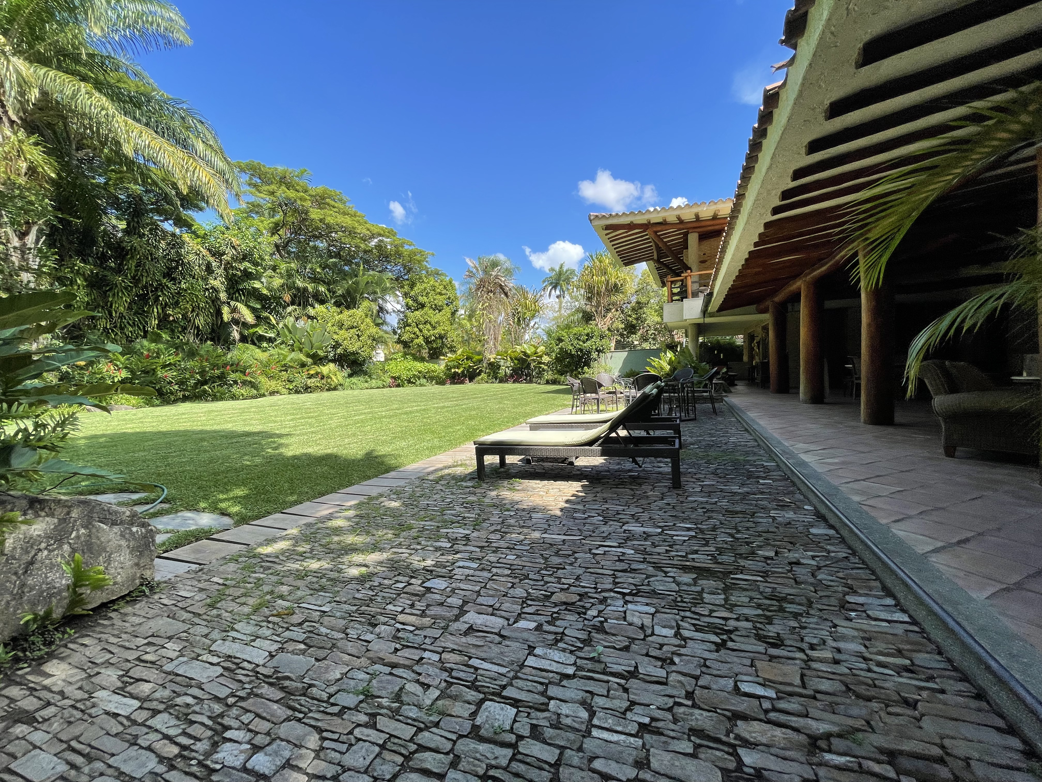 Se vende casa 2200m² 4h+s/4b+s/13e Country club 3