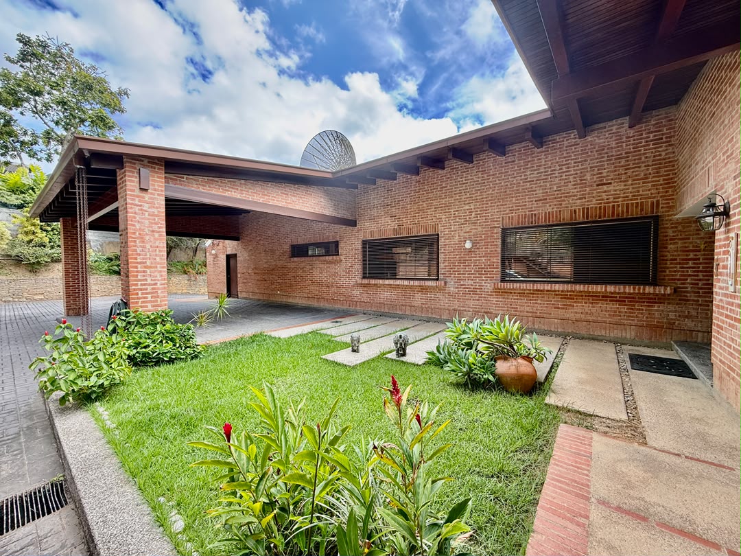 Se vende casa 2058m² 4h+2s/3b+s/8p Cerro Verde 3