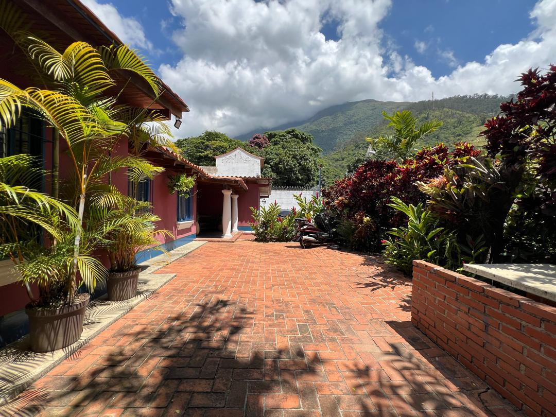 Se vende Casa 1.000m² 5h+s/4b+s/5p Los Chorros 3