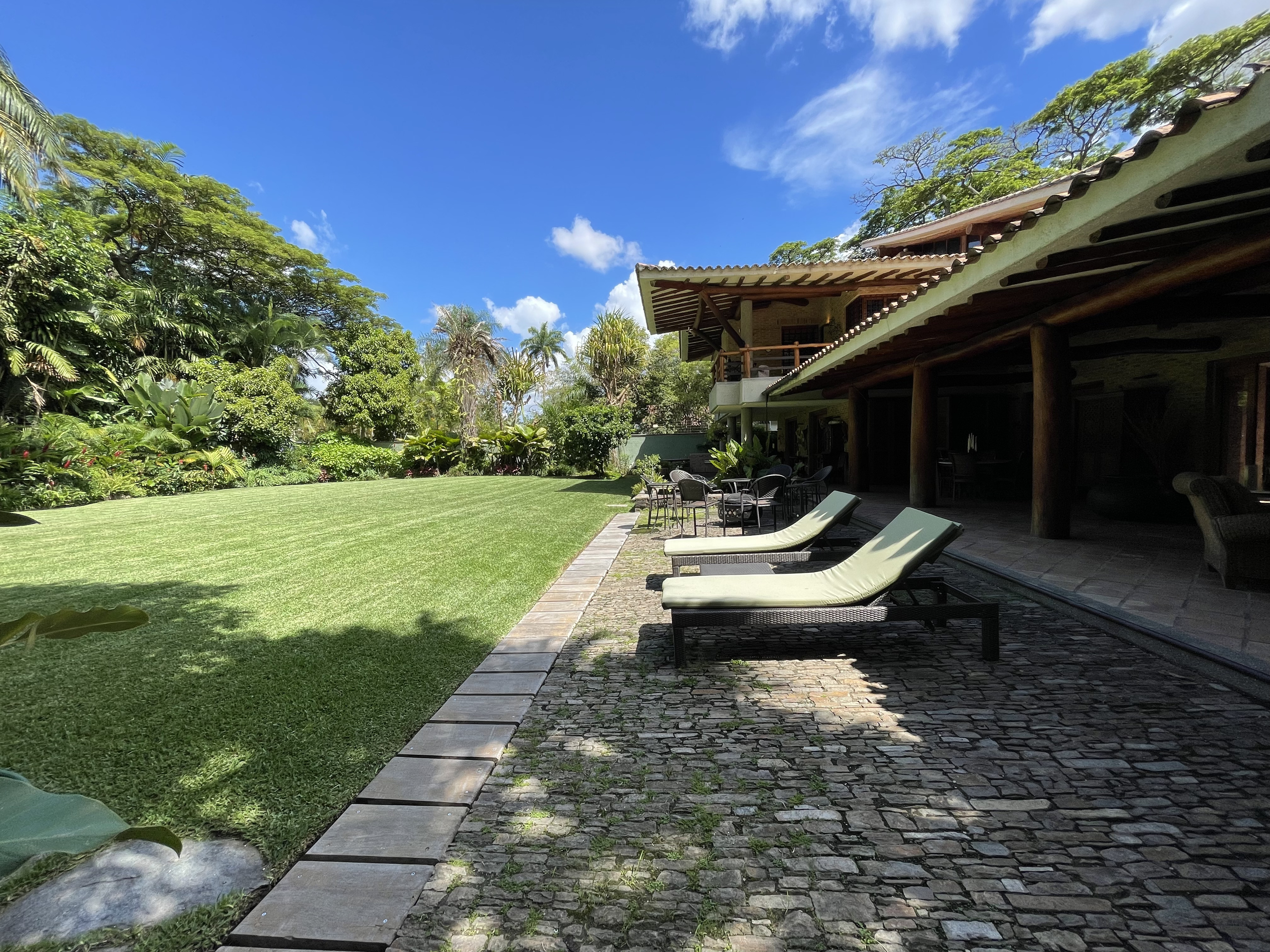 Se vende casa 2200m² 4h+s/4b+s/13e Country club 4