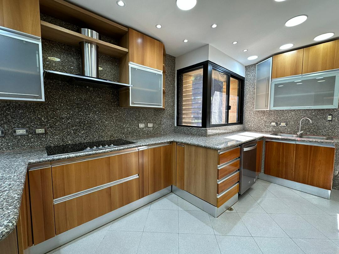 Se alquila apto 295m² 4h+s/3.5b+s/4p Lomas de San Roman 3