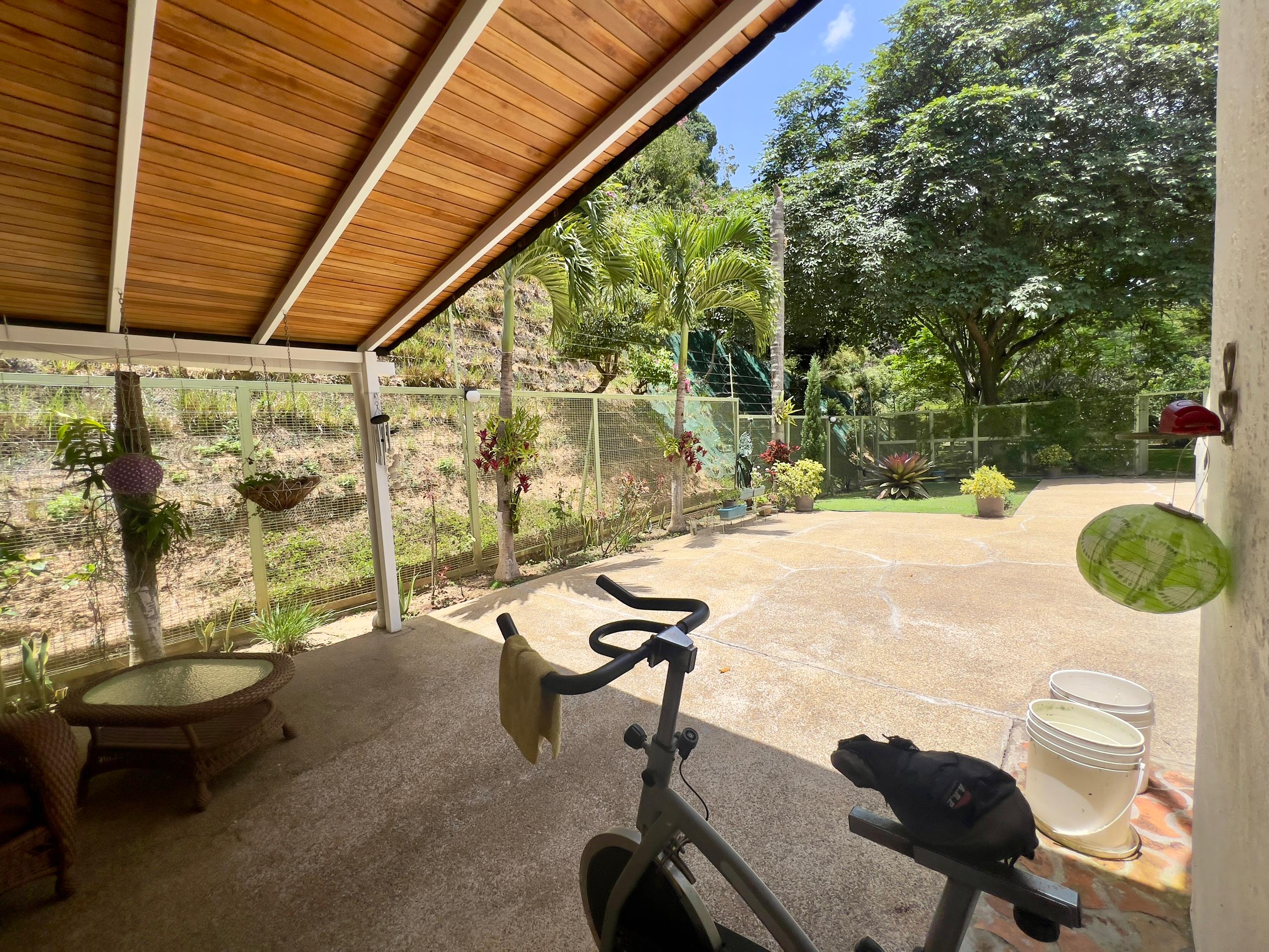 Se vende casa 2400m² 3h+2s/3b+s/12p Cerro Verde - Otras fotos