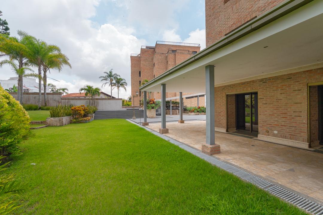 Se vende Apto 290m² + 450m² de Terraza 3h+s/3b+s/6p Los Naranjos - Otras fotos