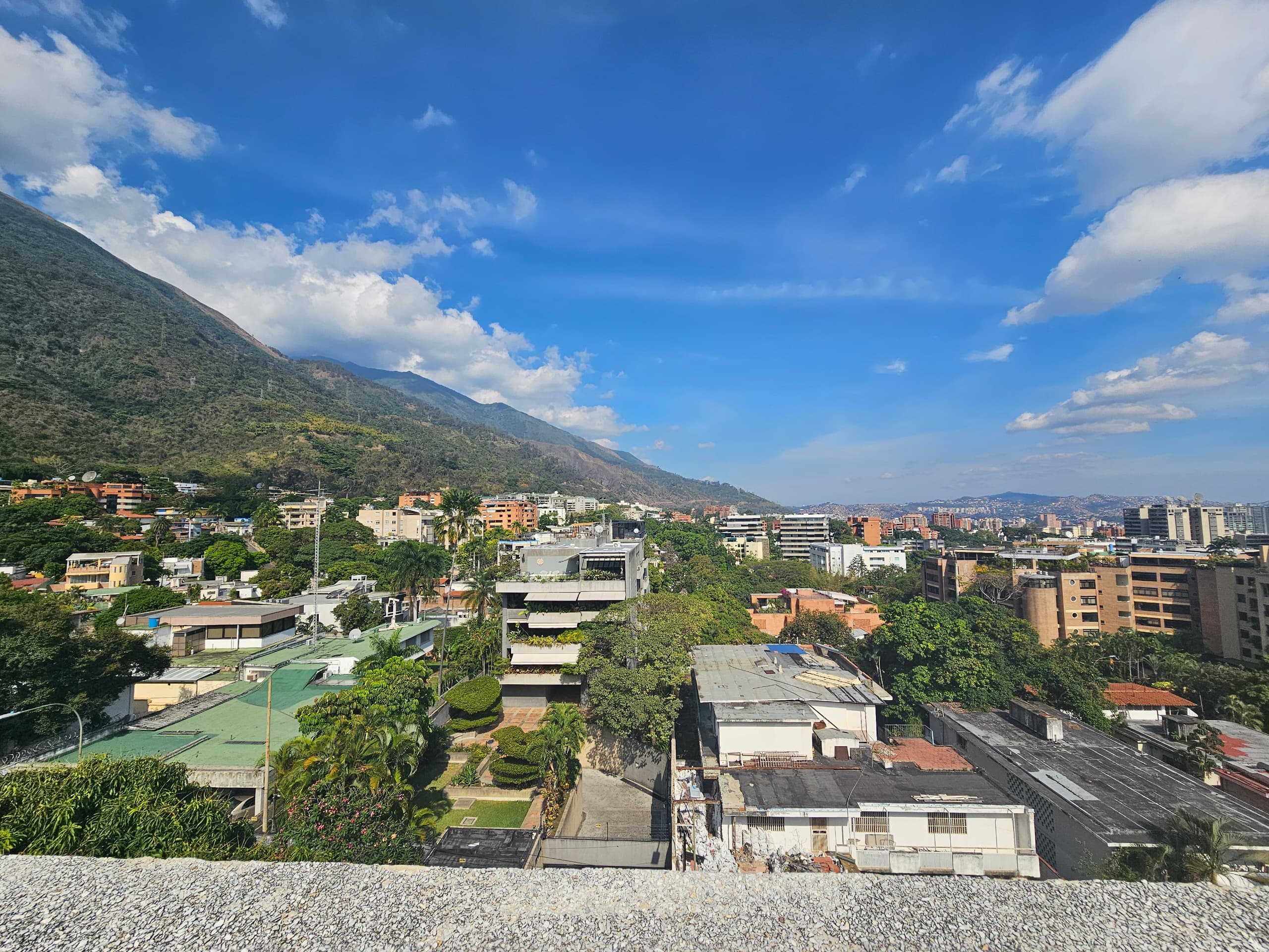 Se vende PH 315m² 4h+1s/6b+1s/8e Los Palos Grandes - Otras fotos