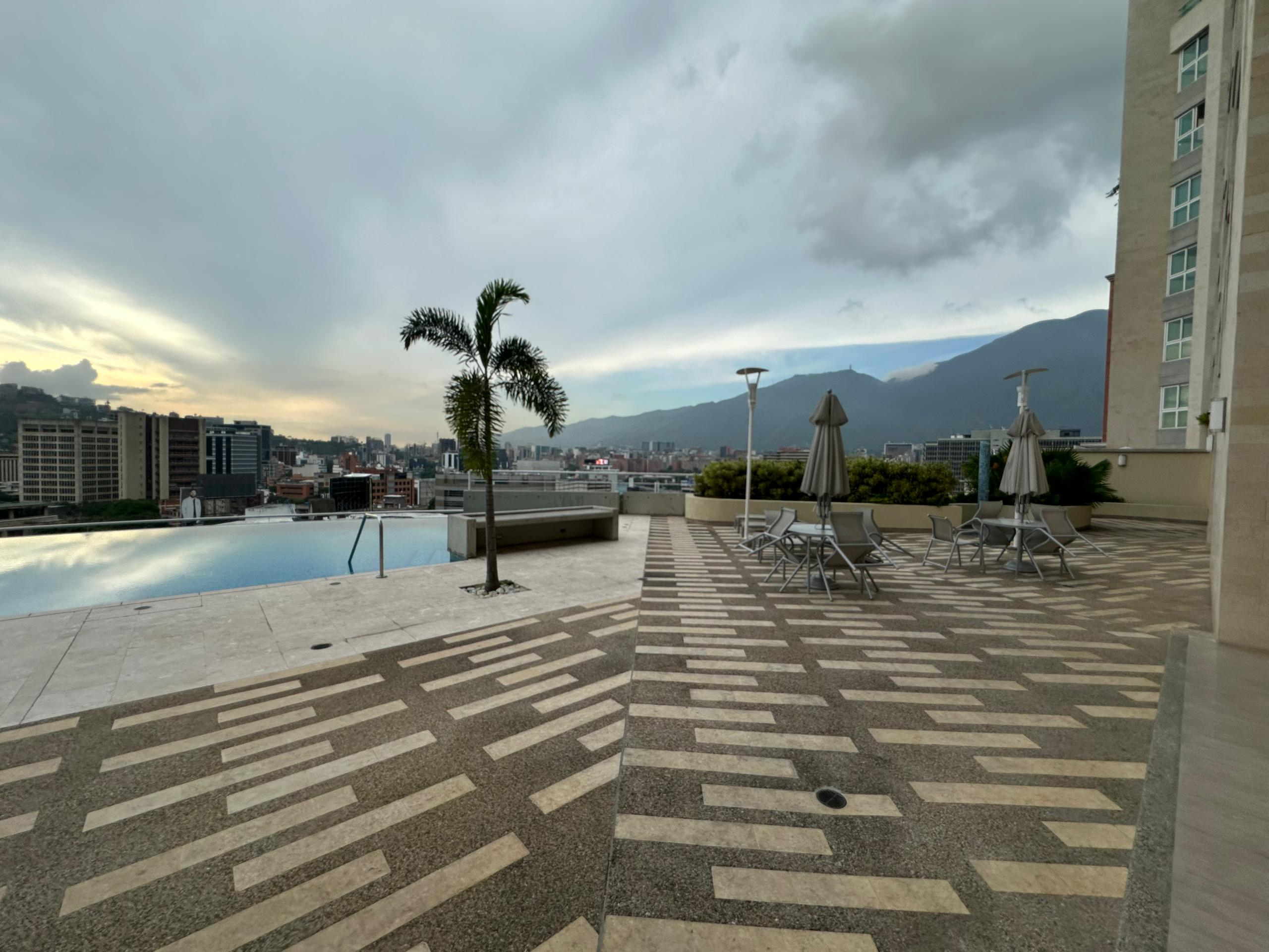 Se Vende Apto 186m² 3h+s/ 3b+s/ 3e Lomas de Las Mercedes - Otras fotos