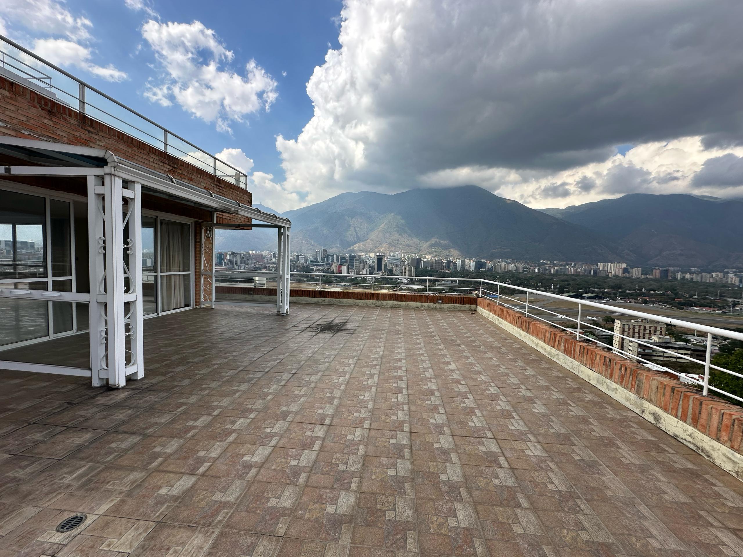 Se vende Apto duplex 345m² 3h+s/3b+s/4p Lomas de chuao - Otras fotos
