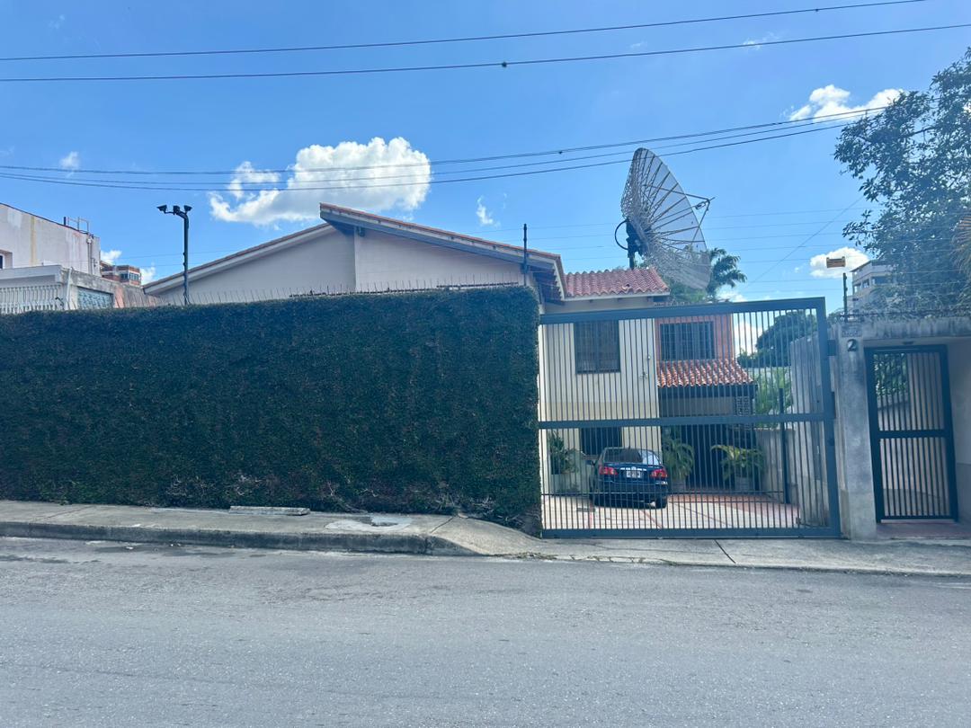 Se Vende Casa 665m² 4h+s/ 4b+s/ 6e  Los Palos Grandes 5