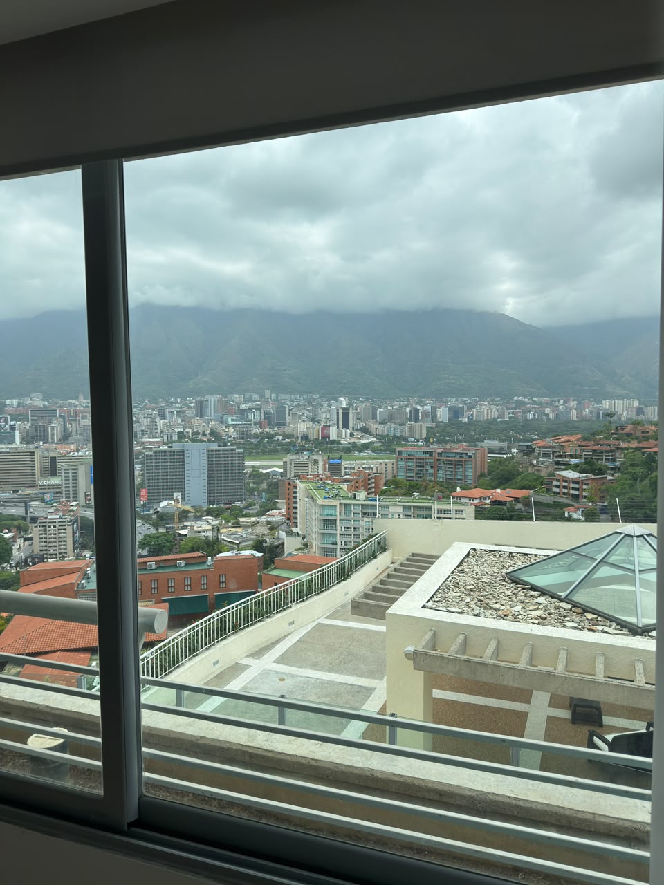 Se alquila Apto 116m² 2h/2b/2p Lomas de Las Mercedes 3