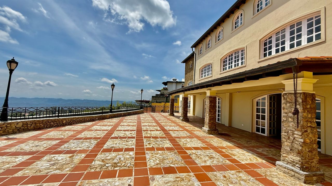 Se vende casa 2015m² 6h+2s/11b+1s/9e Alto Hatillo - Otras fotos