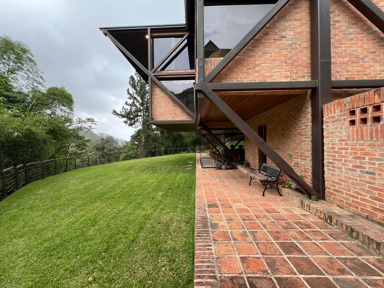 Se vende/alquila Casa 2.500m² 4h+2s/4b+2s/4p Oripoto 2