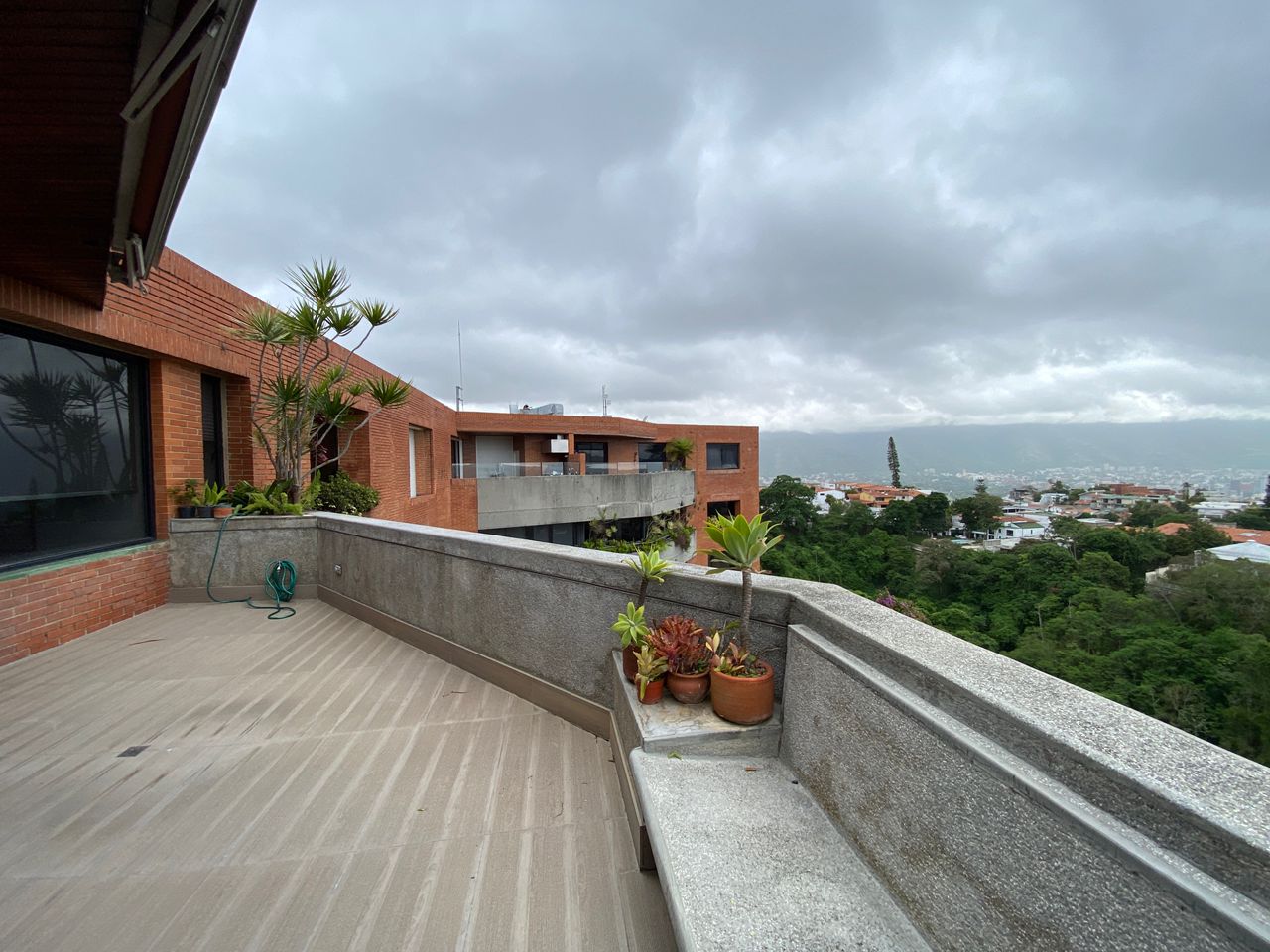 Se Vende PH 340m² 3h+s/4b+1s/4p Colinas de Bello Monte - Otras fotos