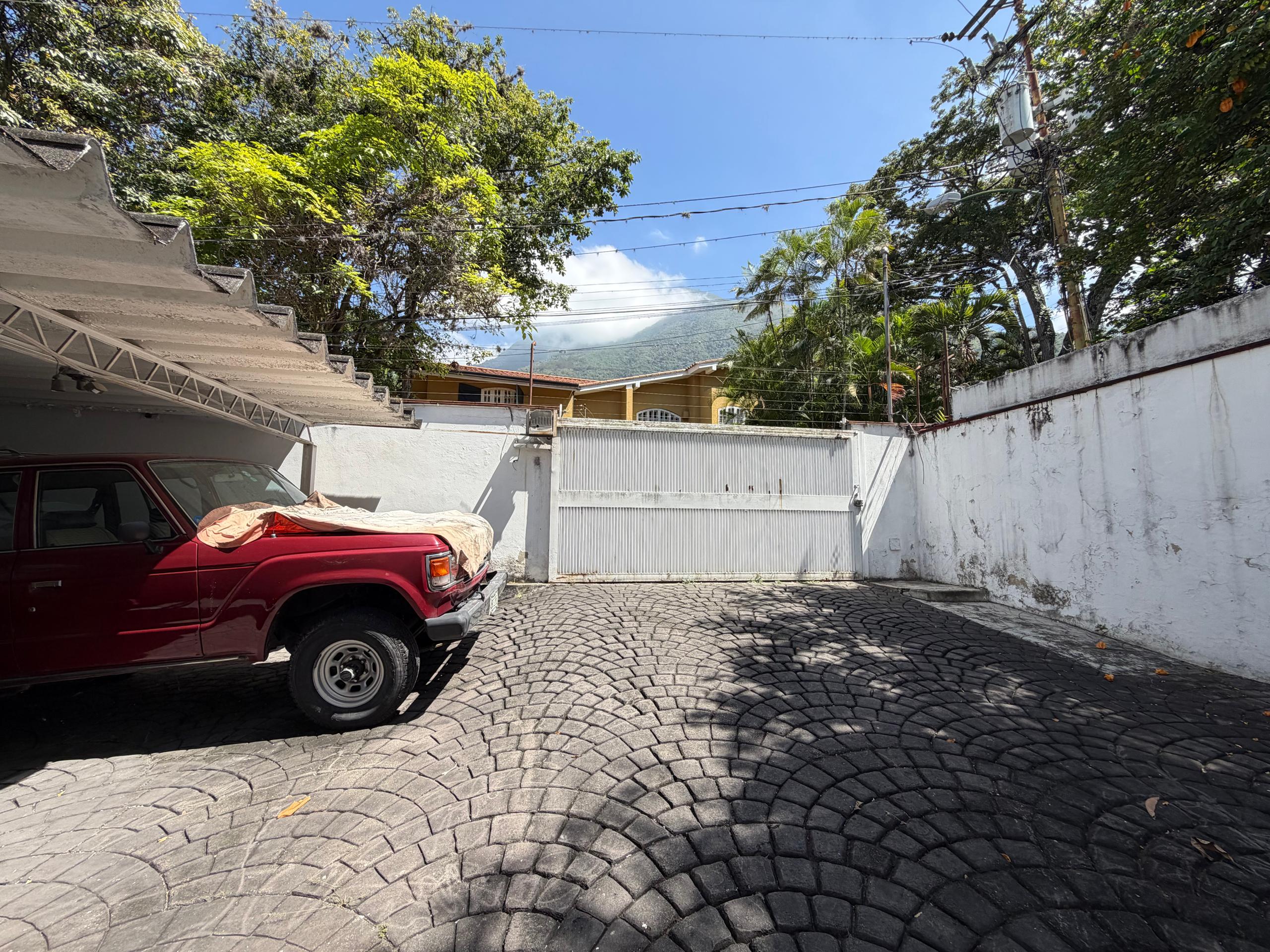 Se vende casa 600m2 6h/8b/8p Los Chorros 5735 4