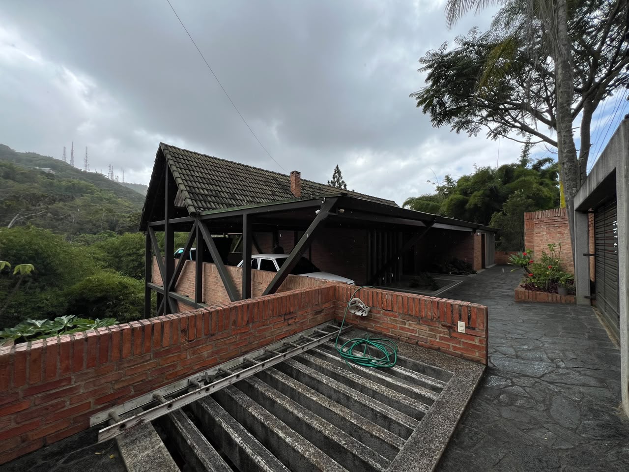 Se vende/alquila Casa 2.500m² 4h+2s/4b+2s/4p Oripoto 5