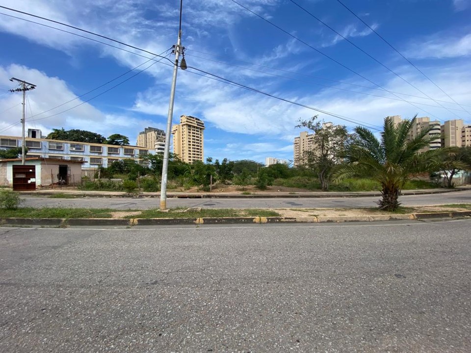 Se vende terreno Av Raul Leoni Porlamar 9800m² - Otras fotos