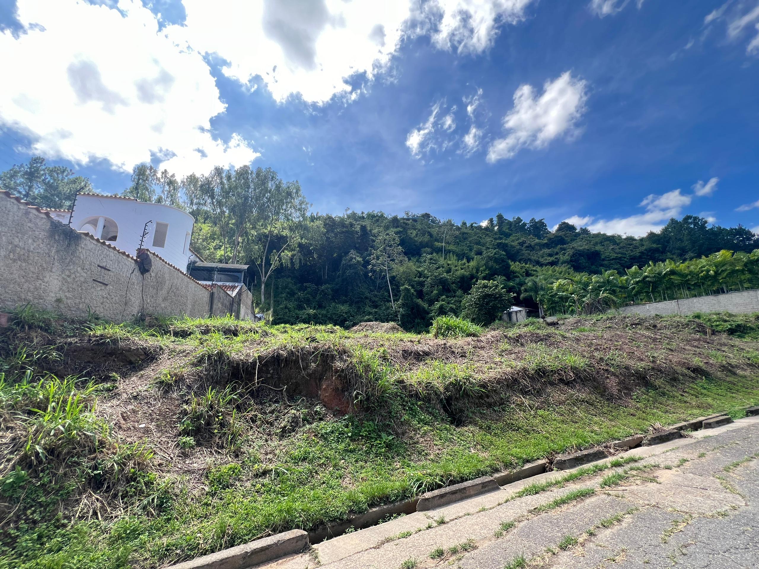 Se Vende Terreno 1850m² Cerro verde 3