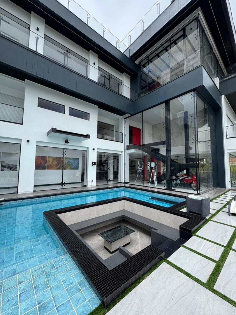 Se vende casa 2300m² 6h+6s/12b/12p Alto Hatillo 3