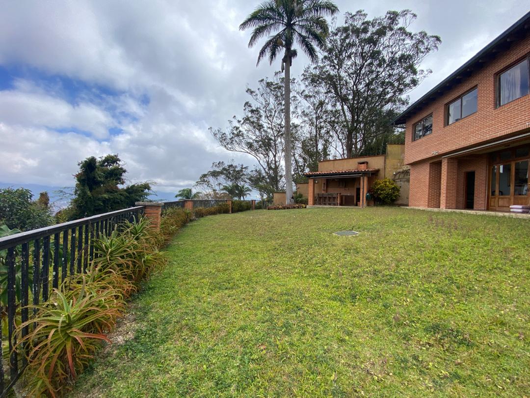 Se vende casa 1089m² 4h+2s/3b+s/4p Alto Hatillo 2