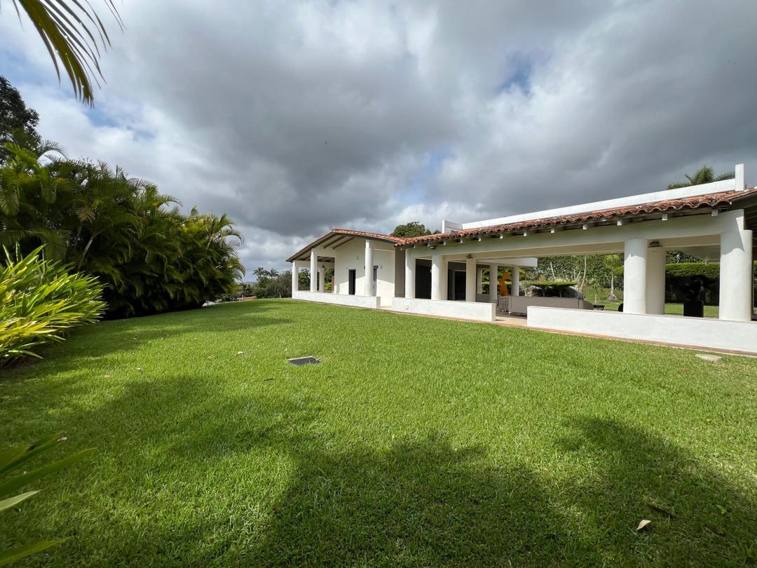 Se vende casa 830m² 4h+2s/5b+s/12p La Lagunita 3