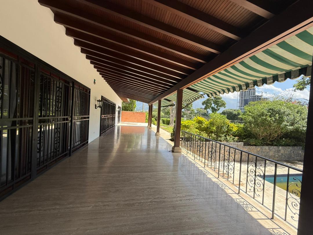 Se alquila Casa 2.000m² 3h/6b+s/15p Valle Arriba 2