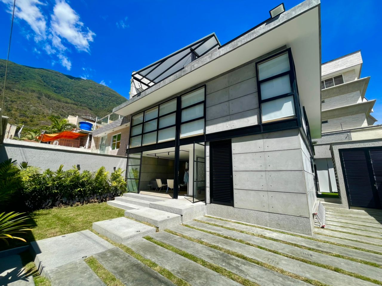Se vende casa 450m²  3h+s∕4b+s∕3p en Los Palos Grandes - Otras fotos
