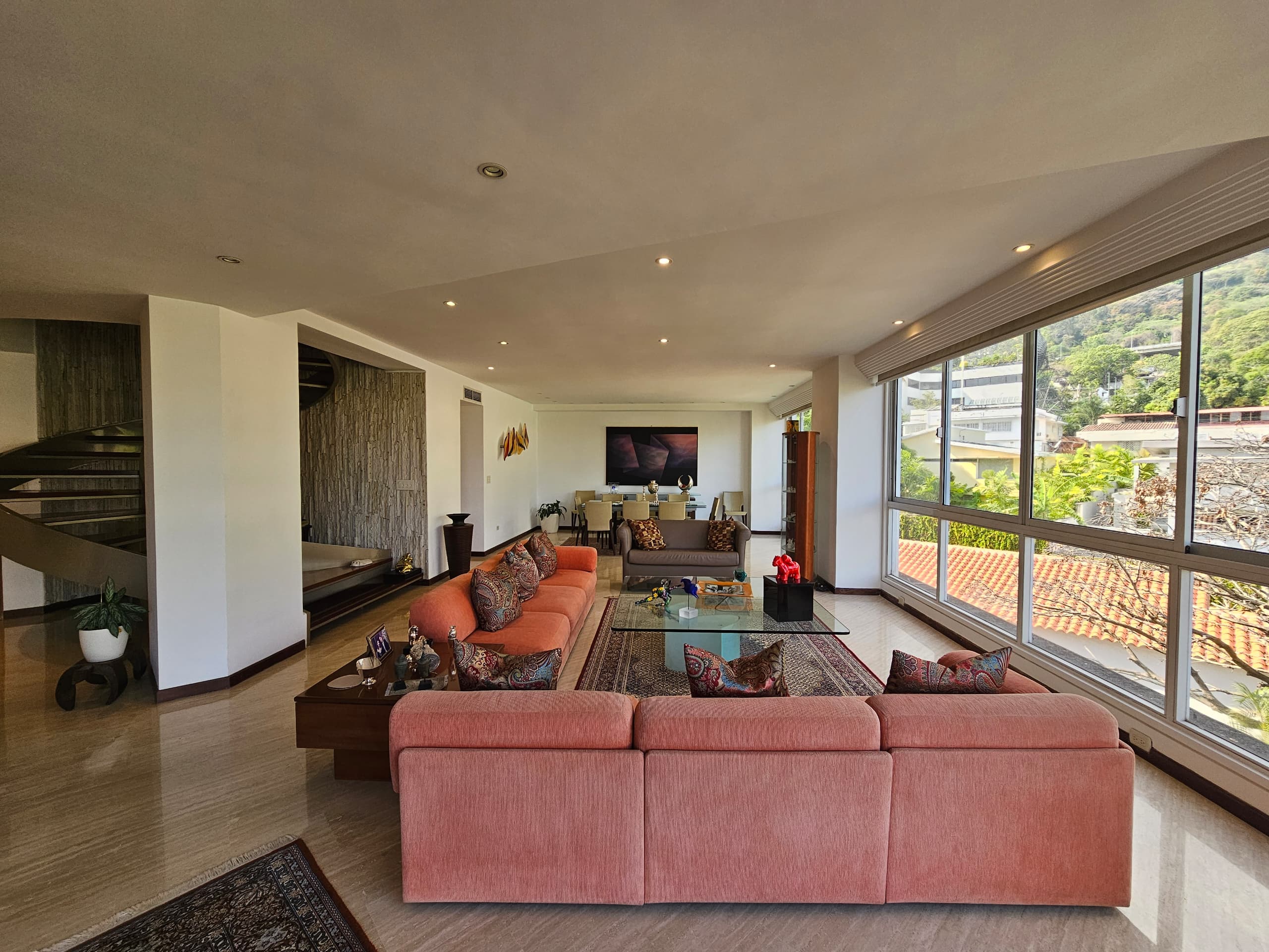 Se vende PH 315m² 4h+1s/6b+1s/8e Los Palos Grandes - Otras fotos