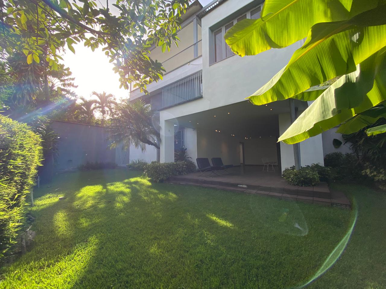 Se alquila casa 1000m² 8h/7b/4e Altamira 2