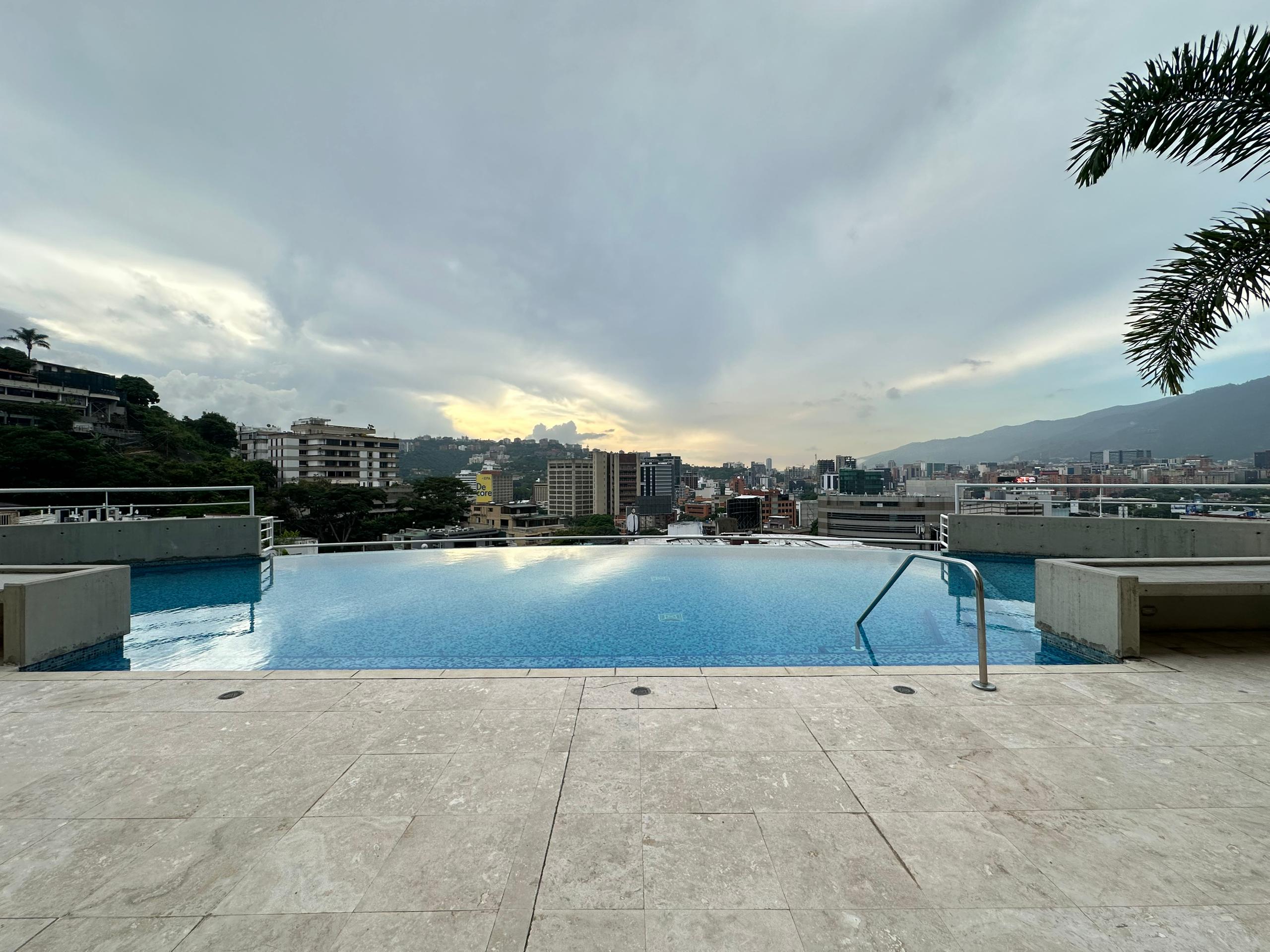 Se Vende Apto 186m² 3h+s/ 3b+s/ 3e Lomas de Las Mercedes - Otras fotos