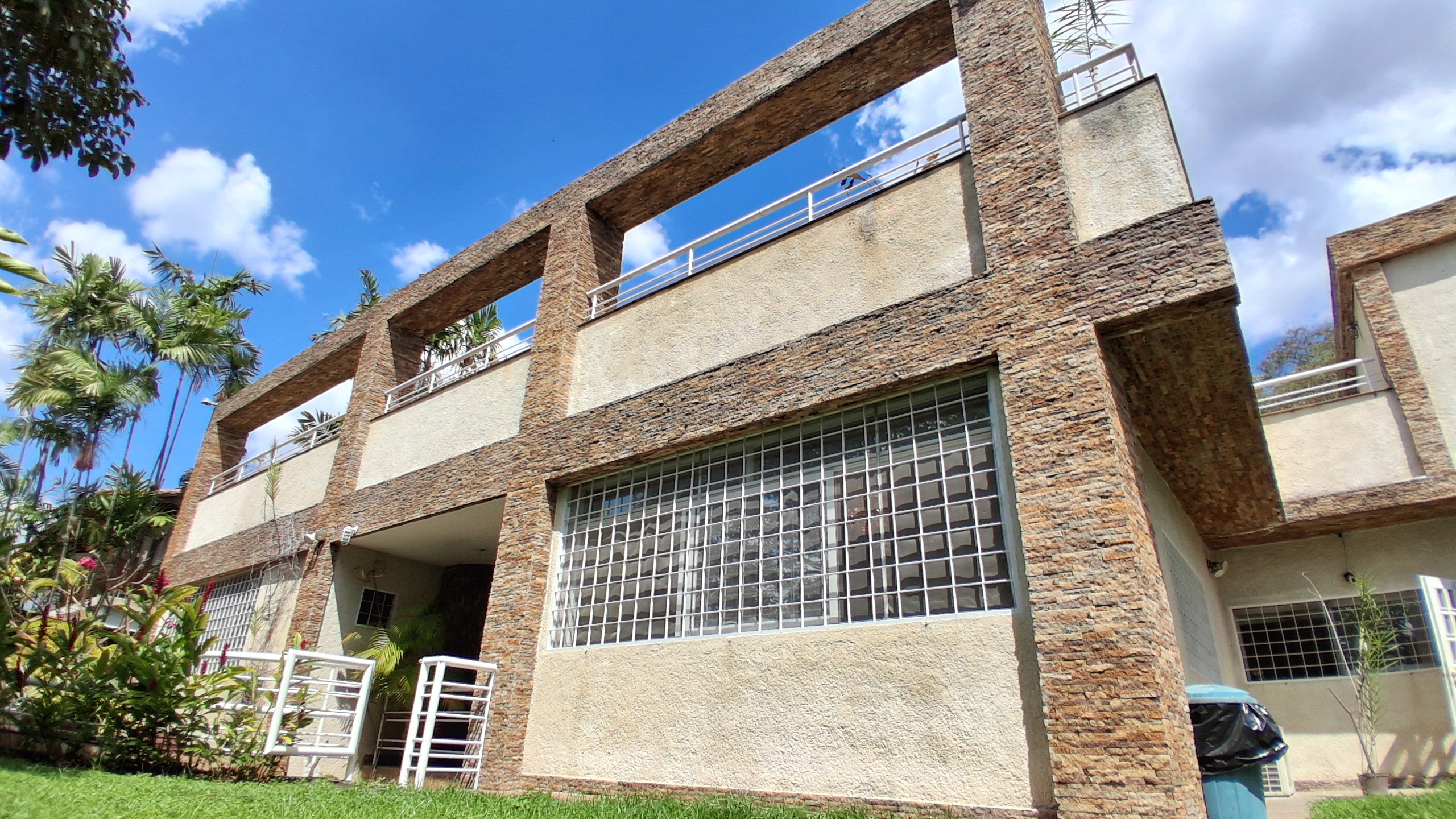 Se vende casa 800m² 6h+3s/7b+2s/4e San Roman 3
