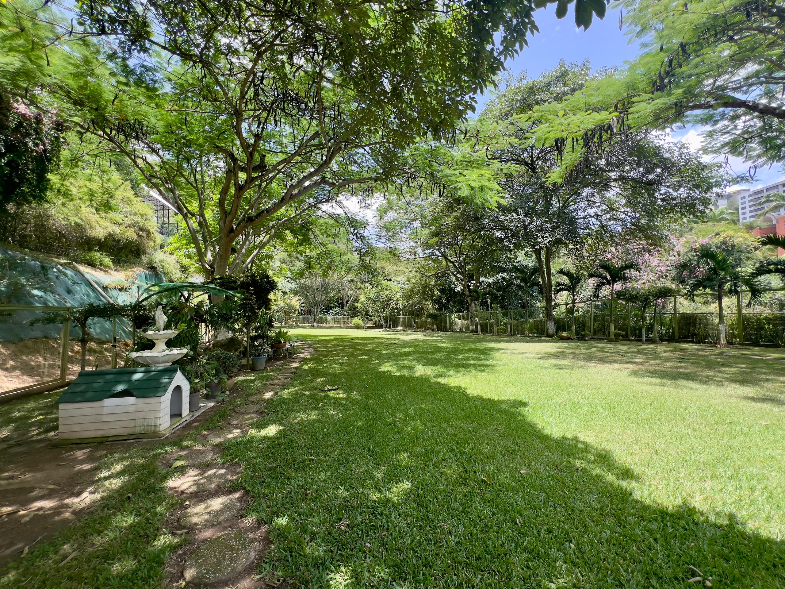 Se vende casa 2400m² 3h+2s/3b+s/12p Cerro Verde - Otras fotos