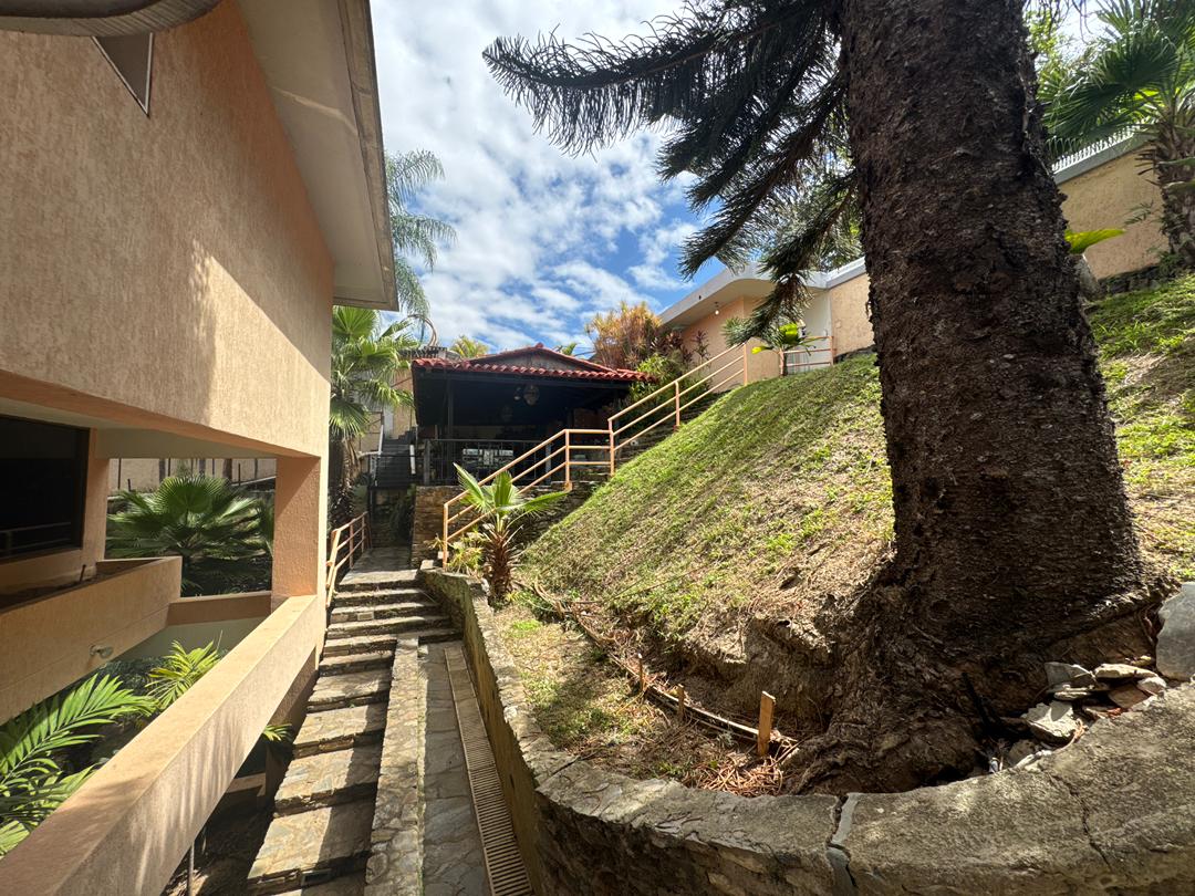 Se vende casa 1985m² 9h+2s/12b/5p Cerro Verde - Otras fotos