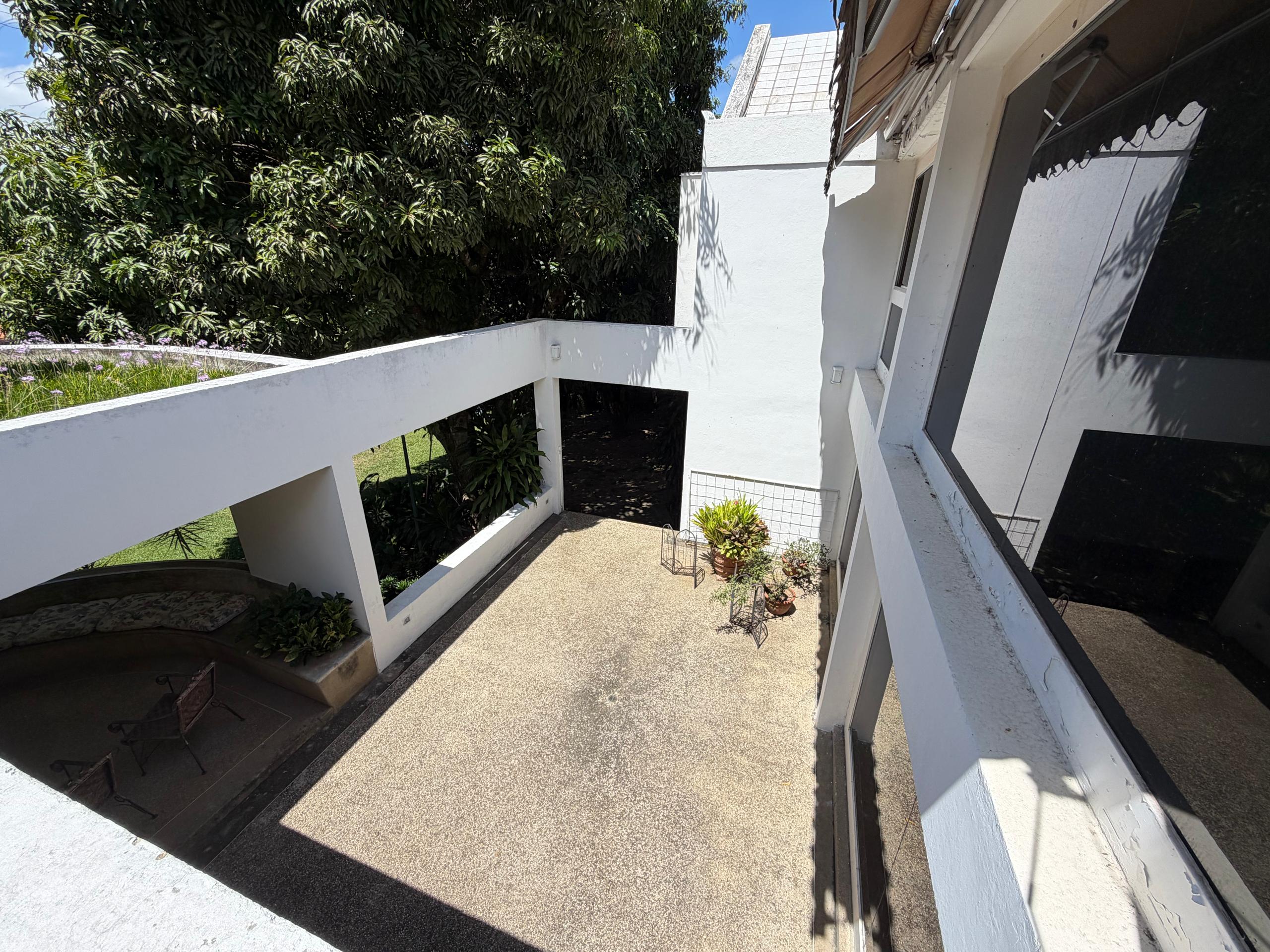 Se vende casa 600m2 6h/8b/8p Los Chorros 5735 3