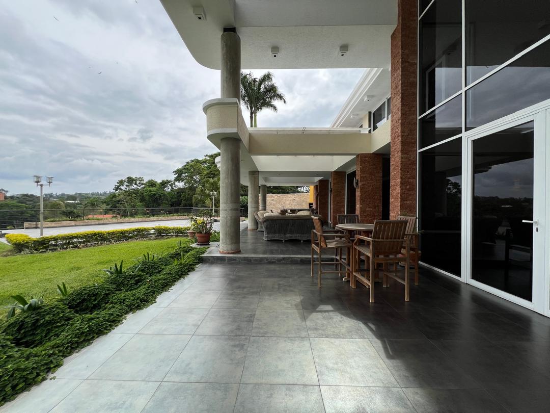 Se vende casa 2000m² 6h/7b/715p La Lagunita 2