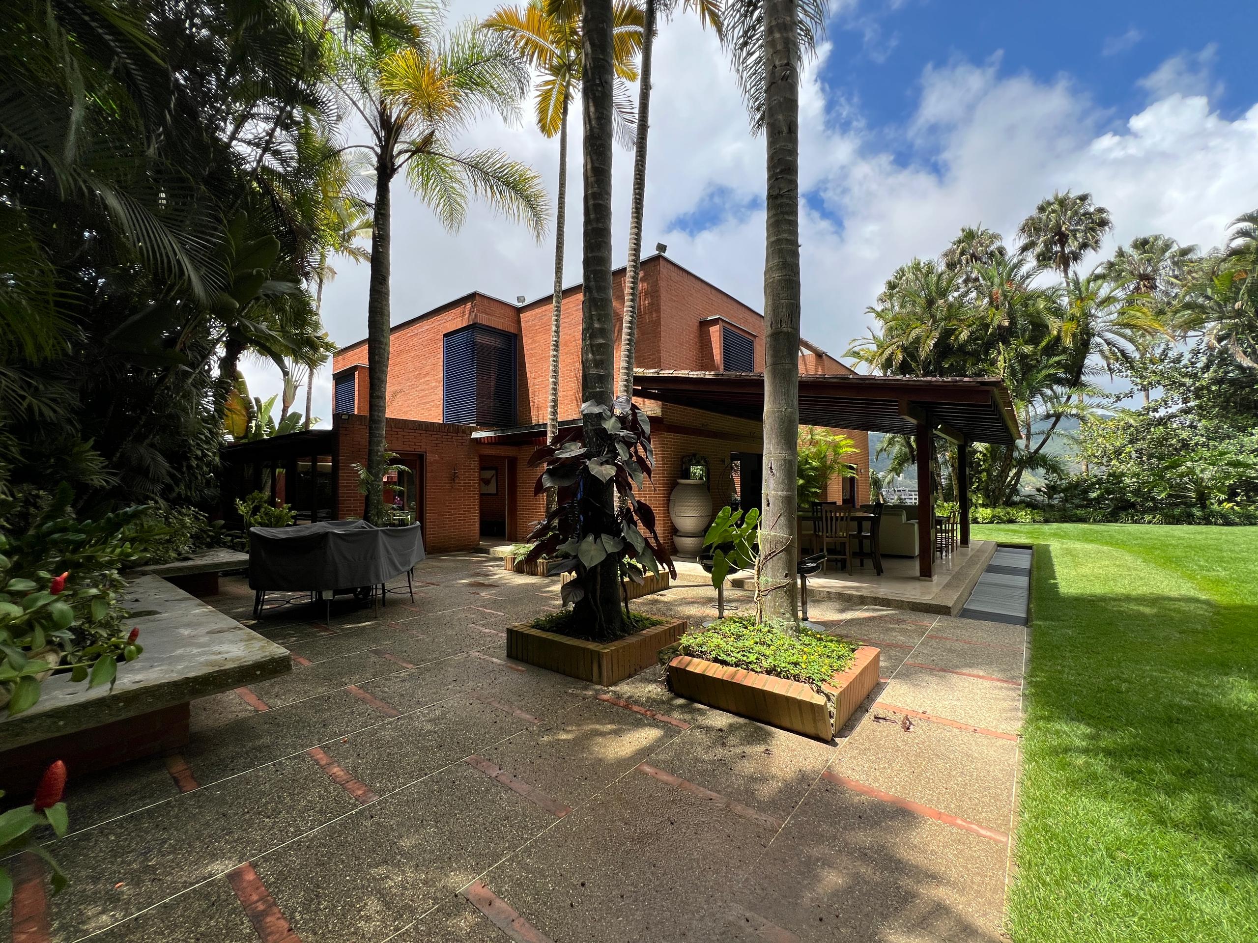 Se vende Casa 1.890m² 4h+2s/4.5b+s/6p Alto Hatillo 5