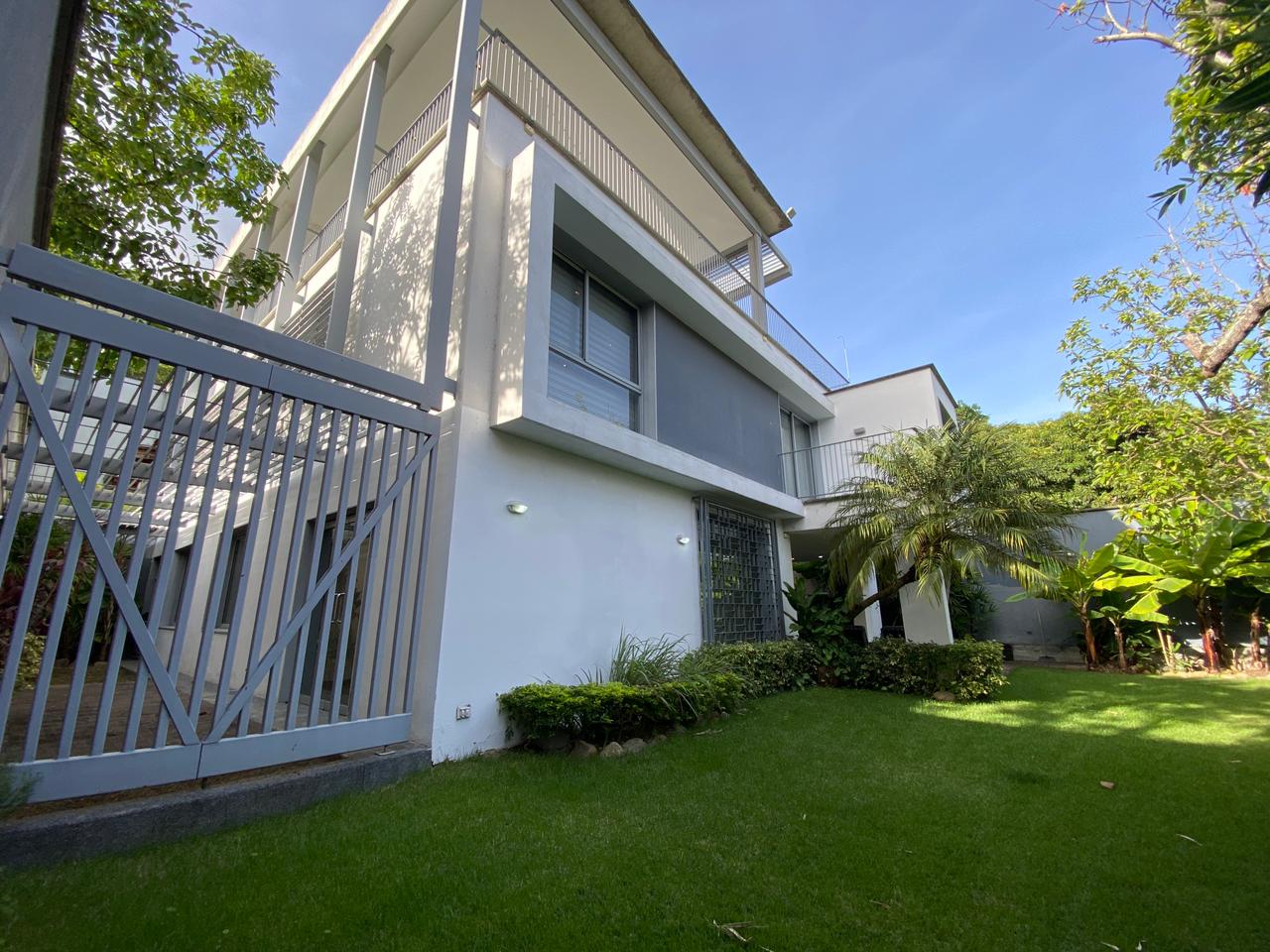 Se alquila casa 1000m² 8h/7b/4e Altamira 1