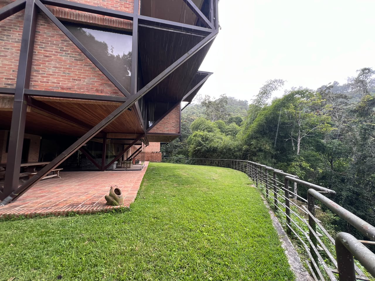 Se vende/alquila Casa 2.500m² 4h+2s/4b+2s/4p Oripoto 3