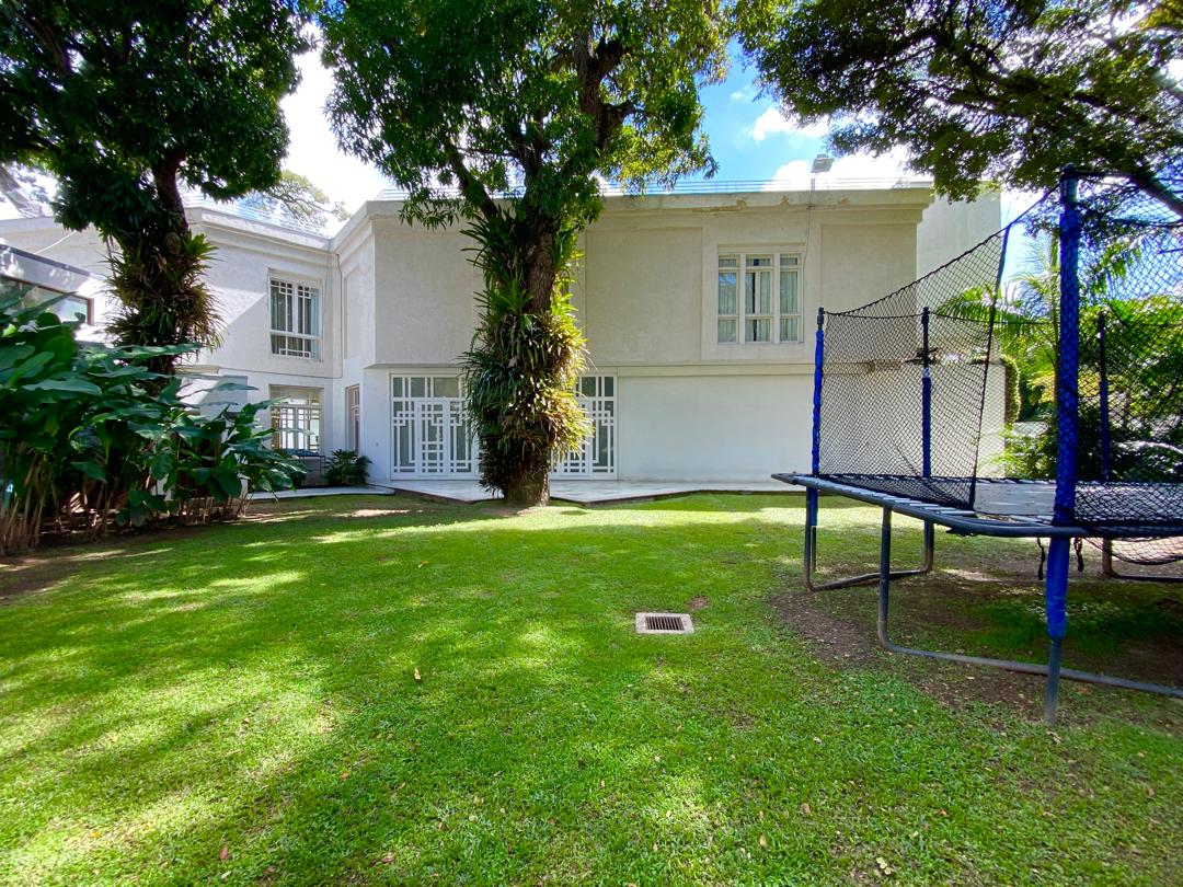 Se Alquila Casa 1400m² 5h+s/ 5b+s/ 10e La Floresta 2