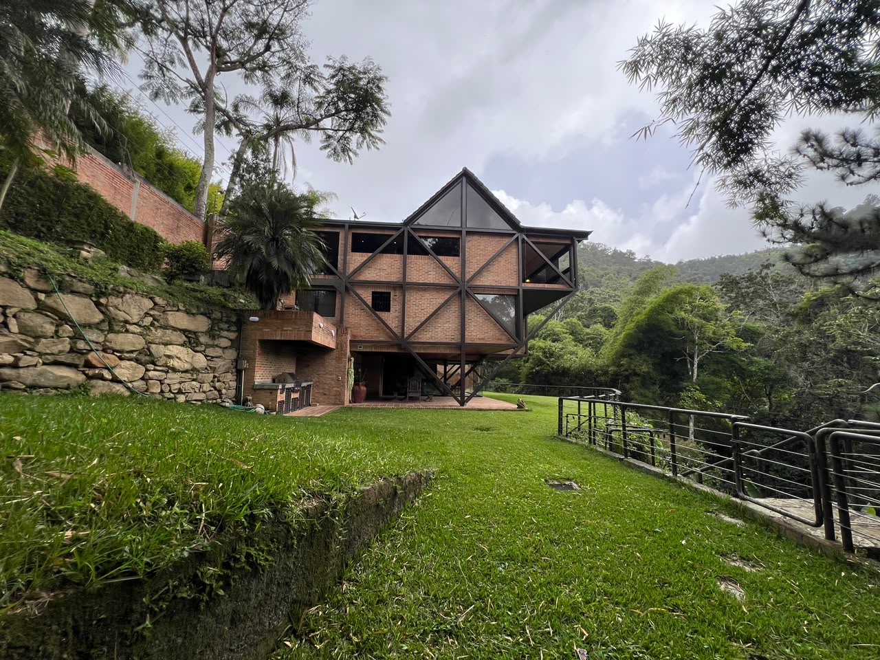 Se vende/alquila Casa 2.500m² 4h+2s/4b+2s/4p Oripoto 4