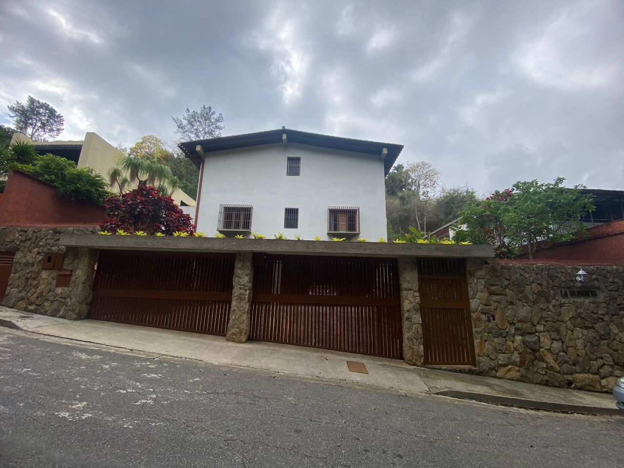 Se vende/alquila Casa 770m² Colinas de Tamanaco 5h+s/4b/6e 1