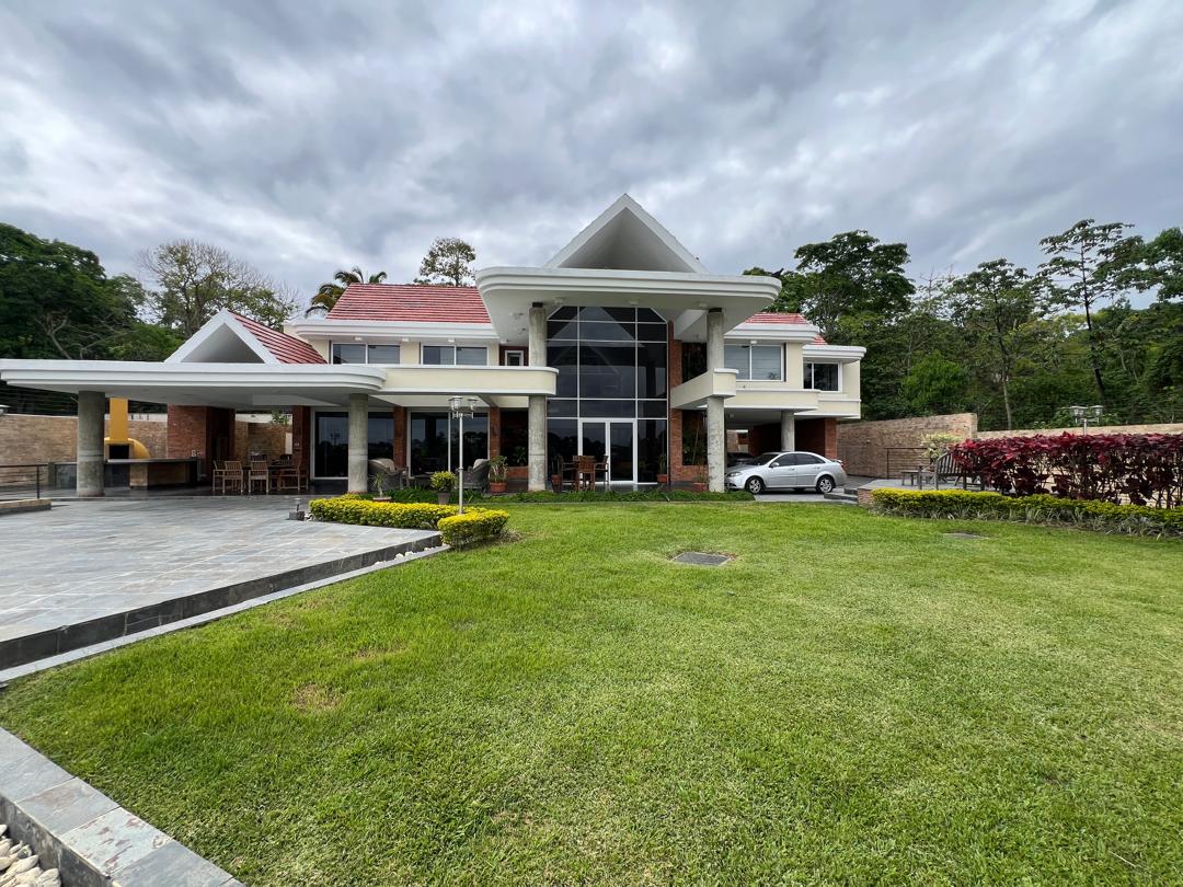 Se vende casa 2000m² 6h/7b/715p La Lagunita 1