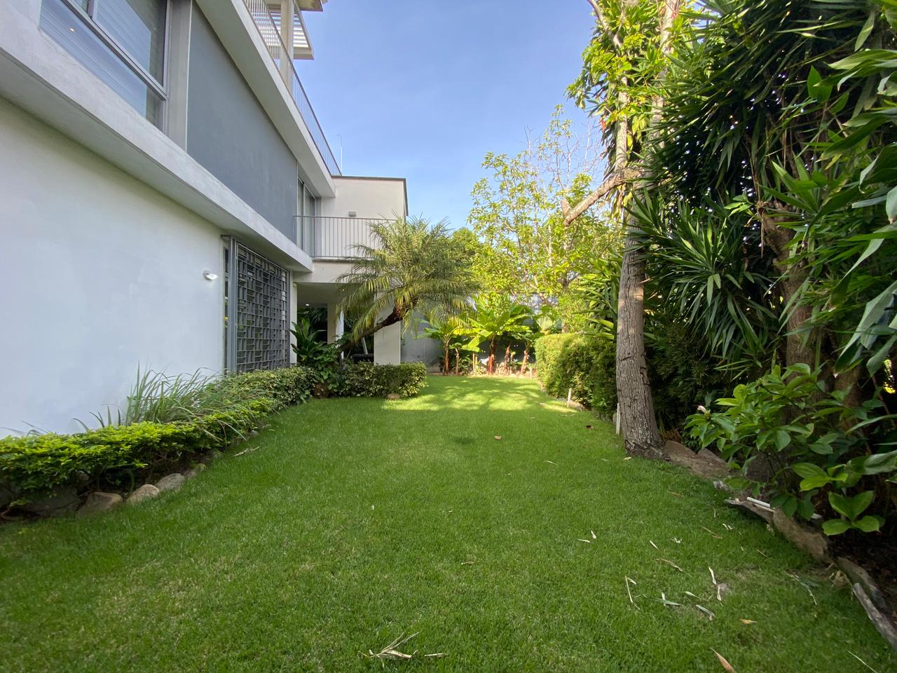 Se alquila casa 1000m² 8h/7b/4e Altamira 3