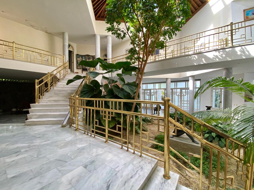 Se Alquila Casa 1400m² 5h+s/ 5b+s/ 10e La Floresta 5