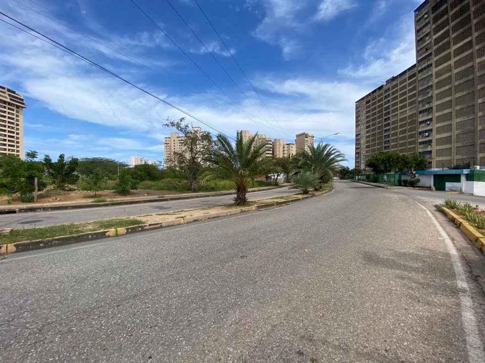 Se vende terreno Av Raul Leoni Porlamar 9800m² - Otras fotos