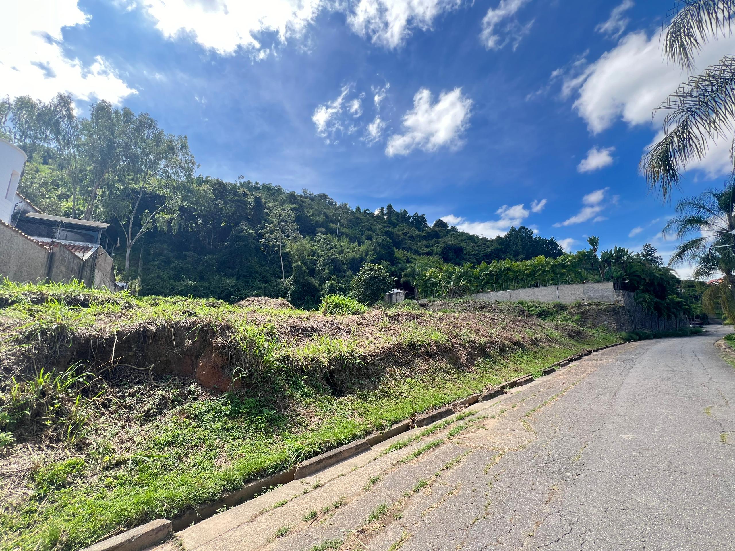 Se Vende Terreno 1850m² Cerro verde 4