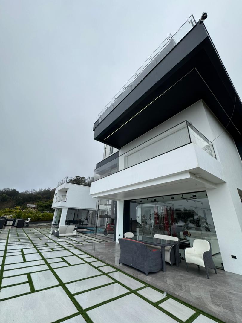 Se vende casa 2300m² 6h+6s/12b/12p Alto Hatillo 2