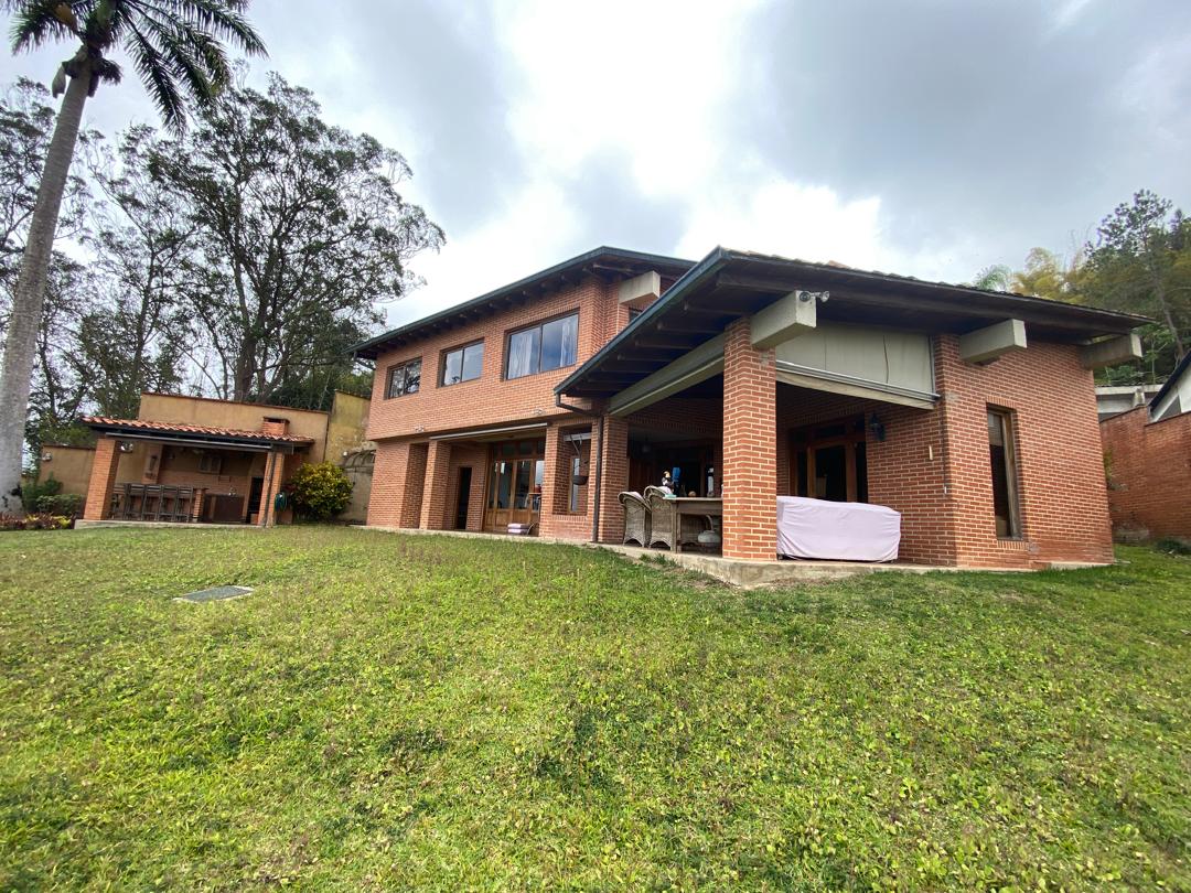 Se vende casa 1089m² 4h+2s/3b+s/4p Alto Hatillo 1