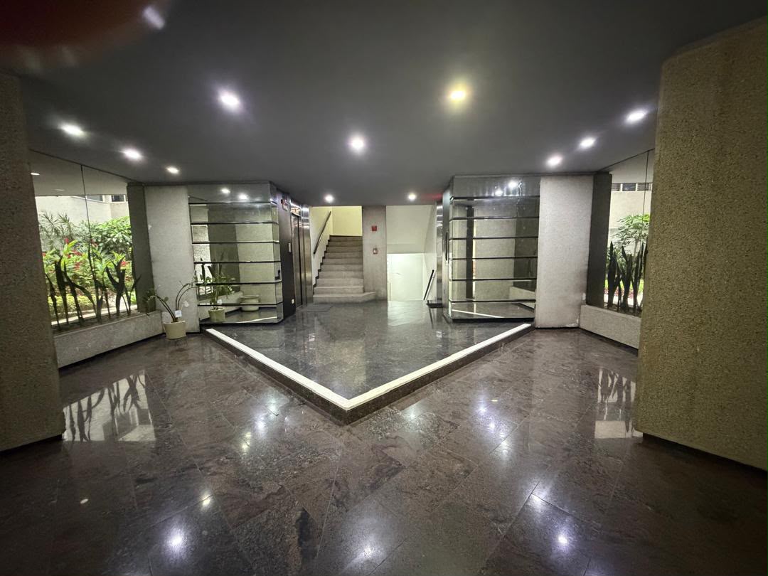 Se alquila Apto 190m² 3.5h+s/4b/2p Los Chorros 3