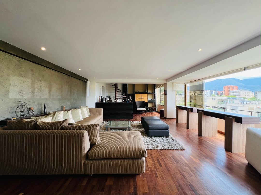 Se alquila Apto 263m² 2h+s/3b+s/3p Valle Arriba 5
